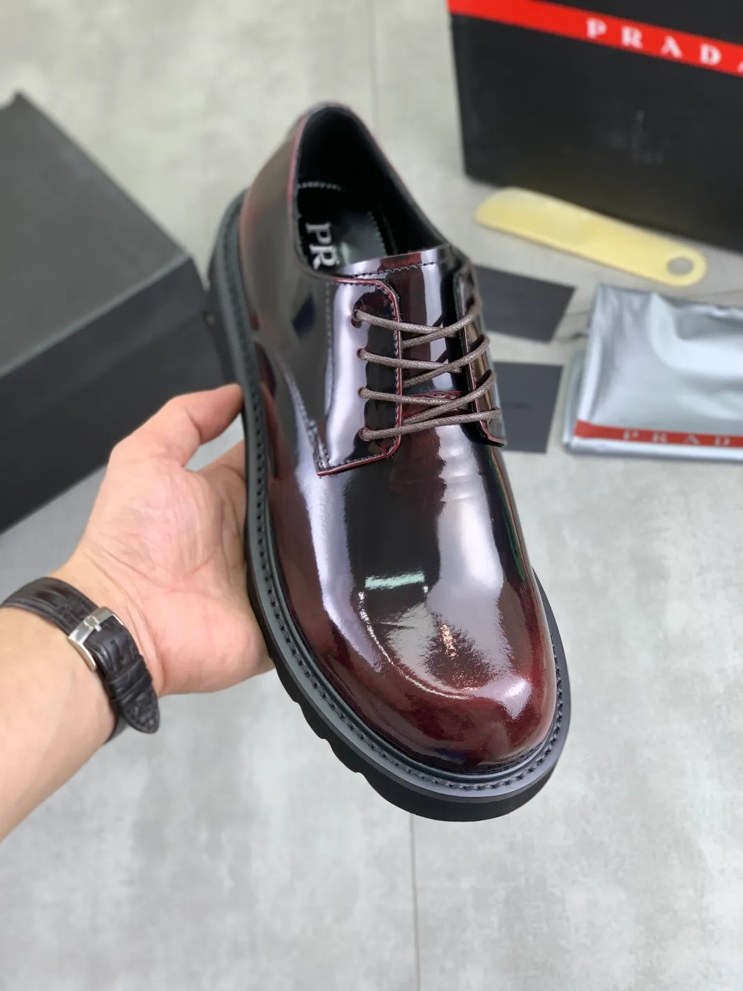 Men's shoes 💰P640 New PRADA Prada's new casual leather shoes Original purchase, development and production Prada men's classic series, technical breathable fabrics with cowhide, casual sports shoes, casual shoes, sports dad shoes combine high-tech breathable materials and cowhide, P's exclusive button decoration on the side. The outsole is full of P italic design and bright colors to show vitality and continue the brand design inspiration. Stroll around the city lightly and feel free and comfortable. Delivered in exquisite packaging 🛍📦 ▪️Material: original customized calfskin with breathable material ▪️Inner lining: cowhide lining ➕cowhide feet ▪️Outsole: open-molded TPU foam material ▪️Sole thickness: 3.5CM ▪️Size: Men's 38-45 black, brown color available